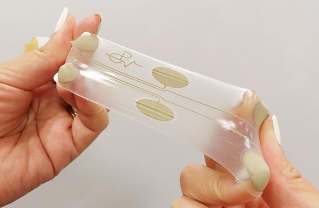 伸縮性が高いため容易に剥がれず皮膚の凹凸に依らずぴったり張り付くことができる。