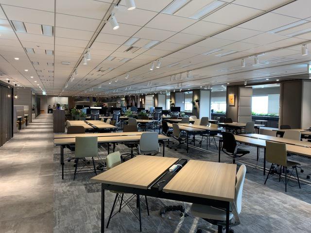 3月に移転した恵比寿オフィス。社内には無料のコーヒーマシンやドリンクが設置されている。