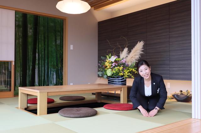 訪れるお客様に対して、名前入りの刺繍コースターやウェルカムカードなど、最大限のおもてなしを実施している。季節限定でその時々のイベント時にプレゼントも用意している。時には泣いて喜んでくださる方もいるほど、さまざまな「おもてなし」を提供している。