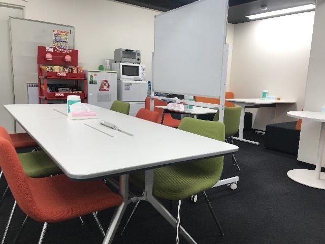 休憩室でお昼ご飯を食べたり、コミュニケーションを図ったり。ウォーターサーバーでは無料でコーヒーやお茶が飲め、有料ですが、お菓子屋やアイスもあります。