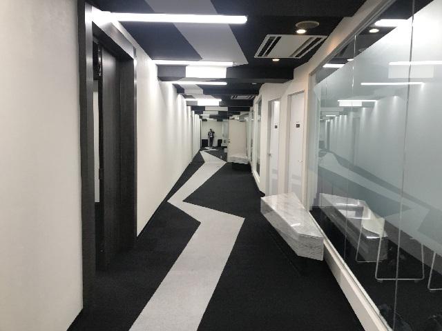 会議室のある廊下にはベンチもあり、ちょっとした打ち合わせもできます。