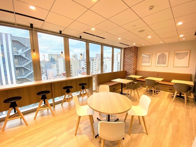 ９階のカフェスペース。明るく、開放的な部屋で、リラックスしながら仕事ができる。昼食時には、ここでランチを食べることもできる。