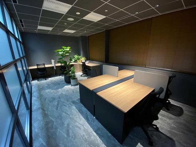 ９階の落ち着いた集中スペース。一人一人の作業スペースを広めにしている。エンジニアがじっくり集中して仕事をしたいときに利用している。