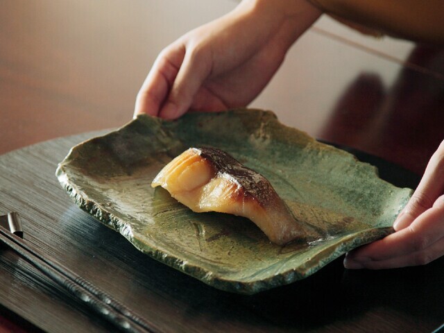 「京都一の傳」は、もうすぐ創業100年を迎える、京都の代表的な伝統料理「西京漬」の老舗ブランドです。
永年受け継がれてきた味と信念を大切に、秘伝の西京漬「蔵みそ漬」をお届けします。