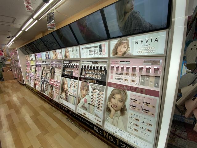 リーディングカンパニーの当社だからこそできる店頭什器デザインのインパクト、見せ方、手法。
他社にはできないクオリティ、デザイン立案、マーケット力があります。
＊こちらすべて当社ブランド商品です。
＊ドン・キホーテ池袋東口店
