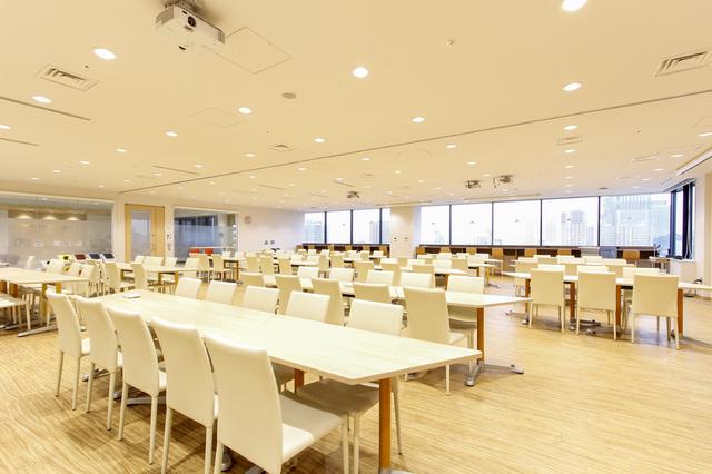 フリースペースの一画です。所定の座席もありますが、柔軟に気分転換をしながら開発を進めることができます。