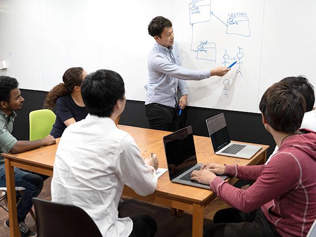 勉強会の様子。コード道場・シニアＳＥによる定期的な勉強会・ライトニングトークなど、業務以外のインプット・アウトプットの場を多く設けています。