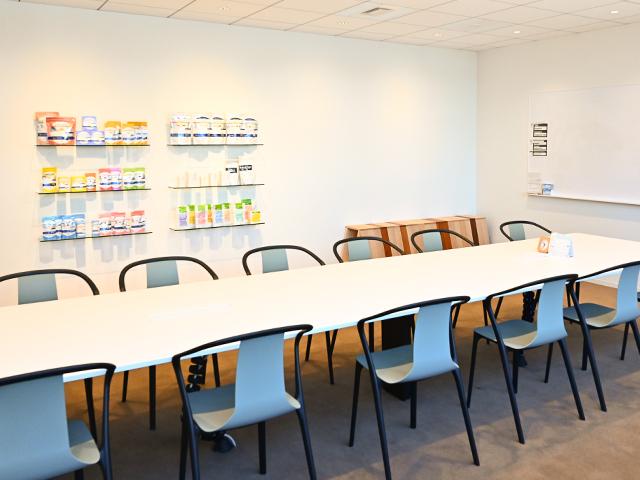 プロジェクターを完備した大会議室