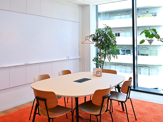 前面ガラス採用の明るい会議室
優しい色を使い、社内ミーティングも活発な意見が出ます