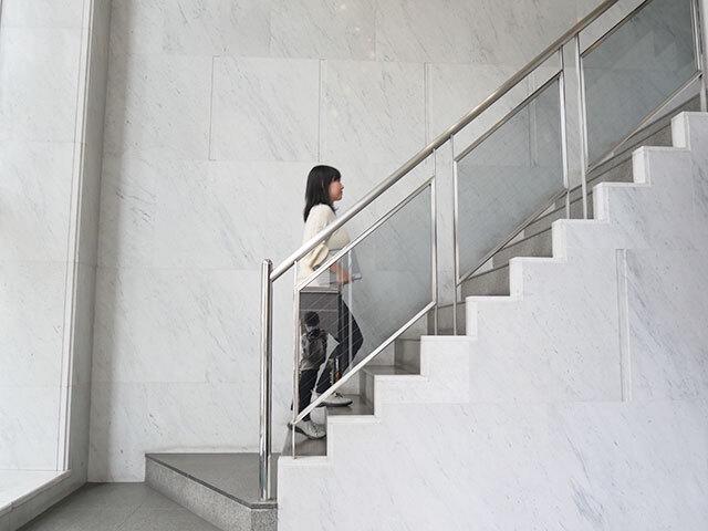 オフィスは自社ビル。白を基調とした綺麗な建物です。オフィスからは東京スカイツリーも一望でき良い景色を楽しむことも可能です。