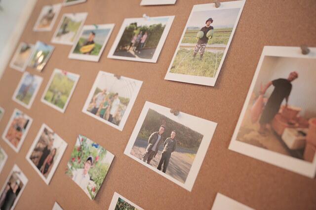 取引のある全国の生産者さんたちの”笑顔”が飾ってあります