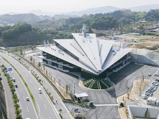 今治市にある本社社屋は、みらいの船をイメージしたユニークな目を引く外観を持つ。社屋内は落ち着いた内装が施され、オープンで快適な働きやすいオフィス環境となっている。