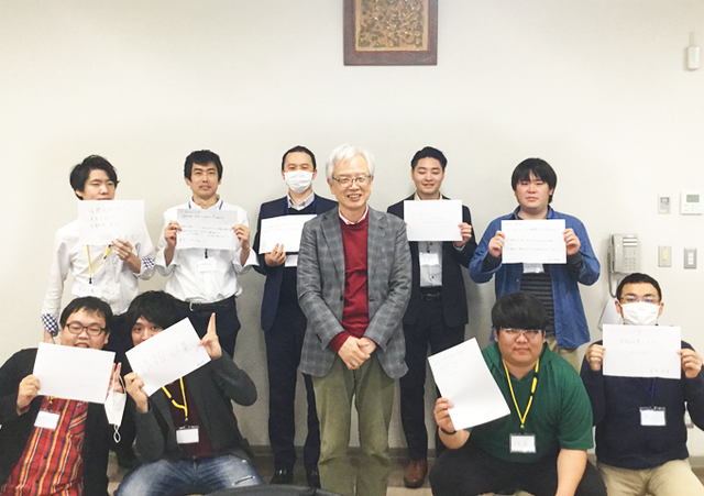 中堅社員社内研修での集合写真です。読めませんが各々自身の抱負を書いています。