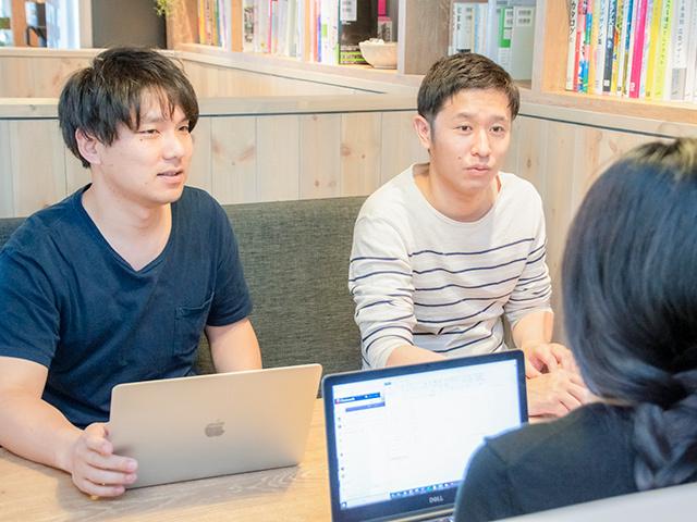 同社ではマネジメント職をあえて設けることで、社員全員がアウトプットに集中できる環境を用意。