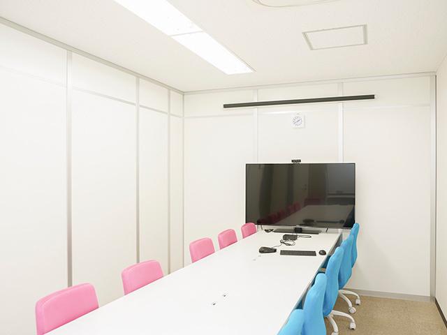 グループでの会議はミーティングルームで。