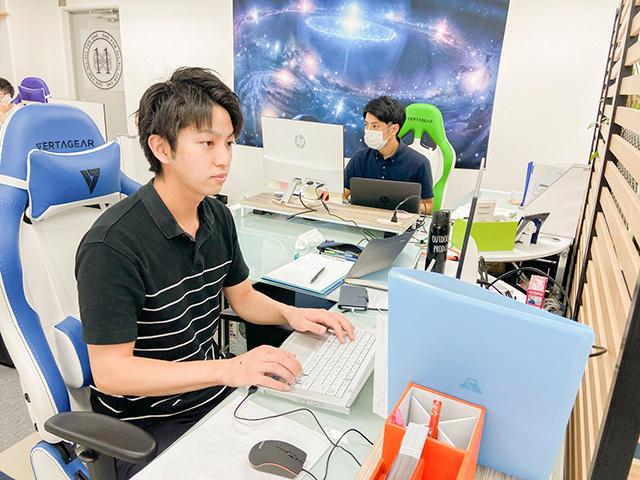 開発に集中できるように全てのデスクはL字型の広々デスク、オフィスチェアーも高級ゲーミングチェアが採用されており、スタッフが仕事しやすい環境への配慮が感じられる
