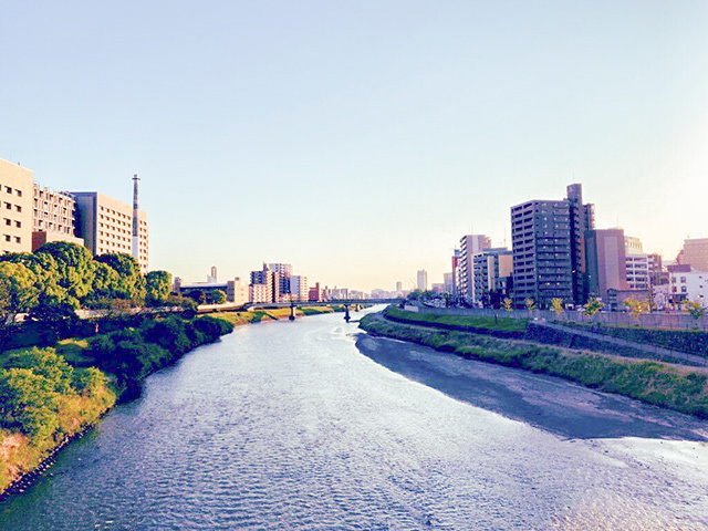 本社は熊本城下町にあり、近くを流れる河川や古民家カフェなど、風情のある街並み