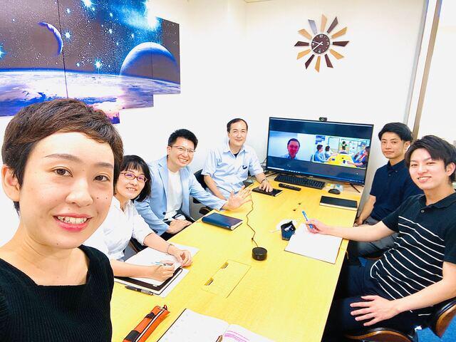 各拠点とはWebミーティングで接続、オフィスだけでなく在宅勤務の選択がしやすい環境への配慮がなされている