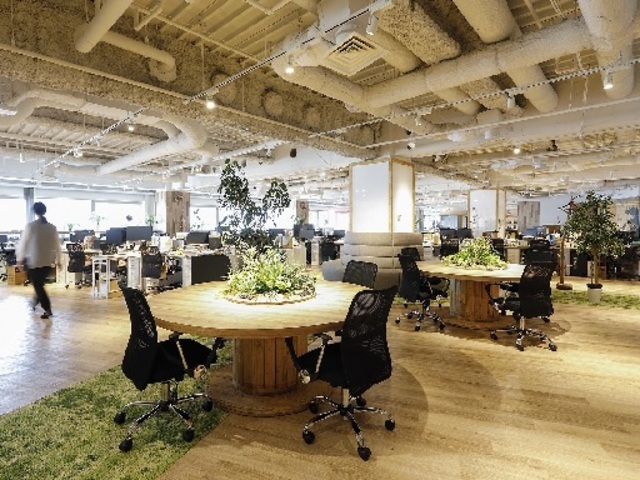 東京都港区の本社です。居心地良く、自由なアイデアが生まれるオフィスを、という願いものとデザインされました。実際、オープンな雰囲気は社員にも好評です。