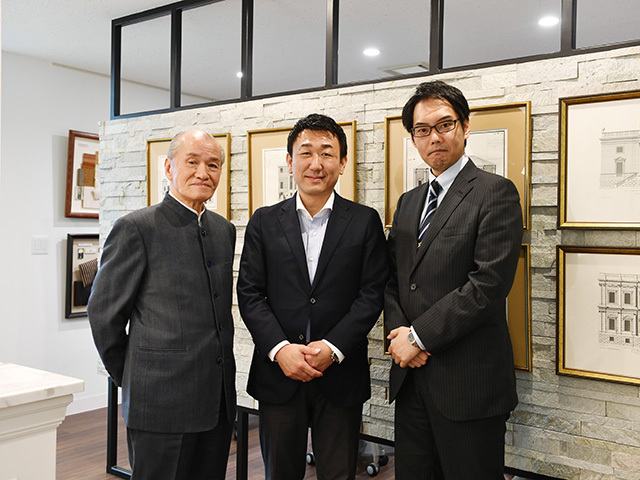 建築用手描きパースの第一人者である宮後浩氏（写真左）から、CGパースのスクール事業も運営している。