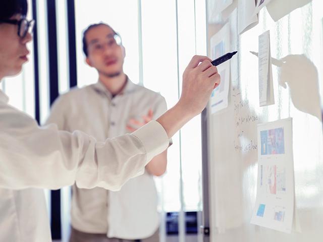 企画から制作までを一貫して行っている同社では、デザインや編集制作等の各職種のプロが密に連携し、クライアントのニーズに応えるクオリティの高い制作物を仕上げます。