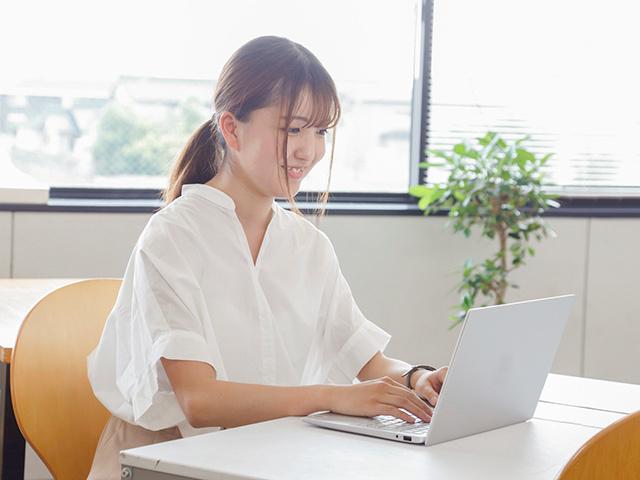 20代～30代の社員を中心に、成長意欲と高い目標意識を持つメンバーたちが、立場を問わずフランクに意見を交わせる職場で、若手メンバーも事業の最前線で活躍中。