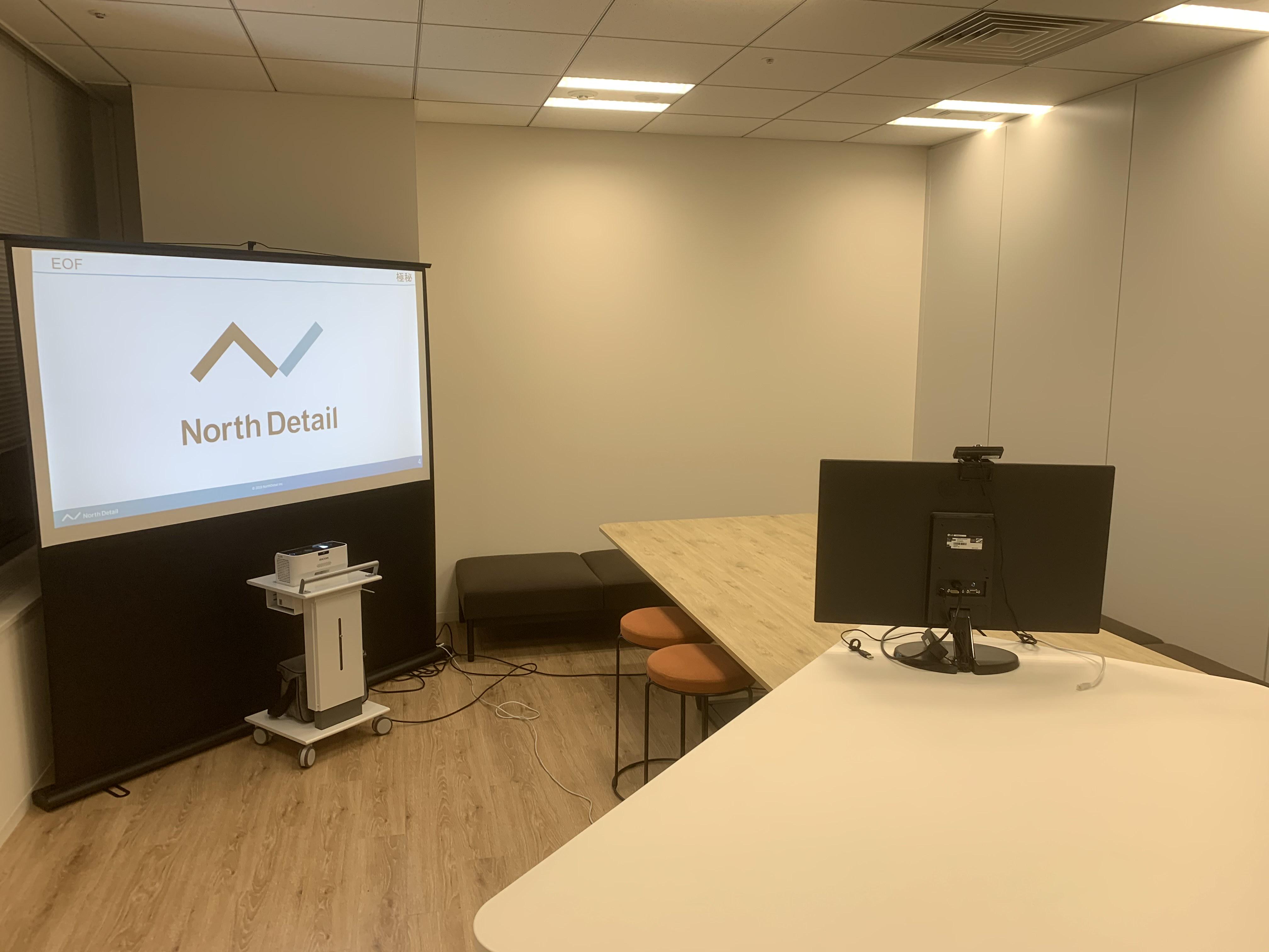 会議室では頻繁にミーティングなどが行われています。