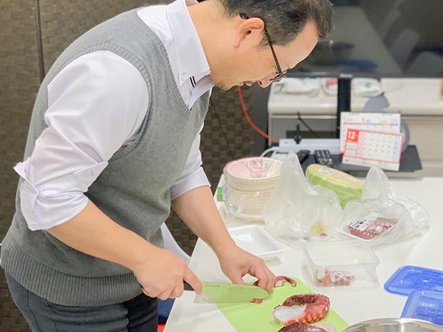 年末恒例の納会では社長自らたこ焼きをふるまう。うちのは「お好み玉やね」というのが毎年恒例だそうだ。