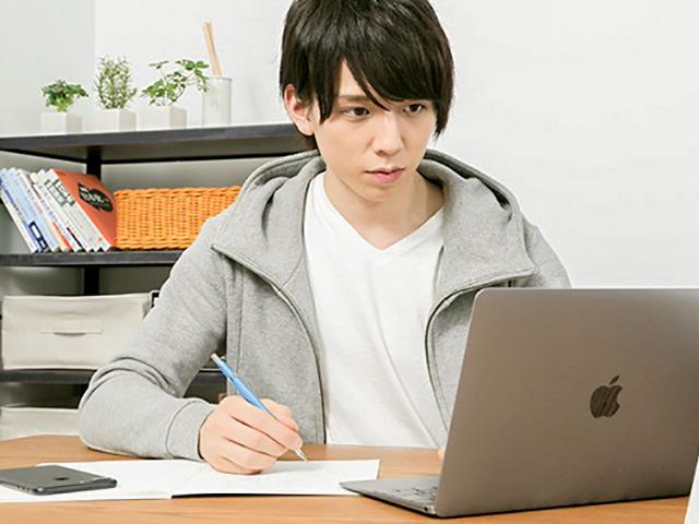 ネットの学校の強みを生かし、自由になった時間で、専門的に効率的に集中し楽しく学ぶ。プログラミングやお菓子作り、イラスト等、一人ひとりの夢をサポートします。