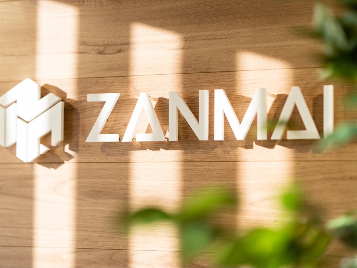 エントランスにある当社のロゴ。三昧はサンスクリット語のサーマディが語源となっている。