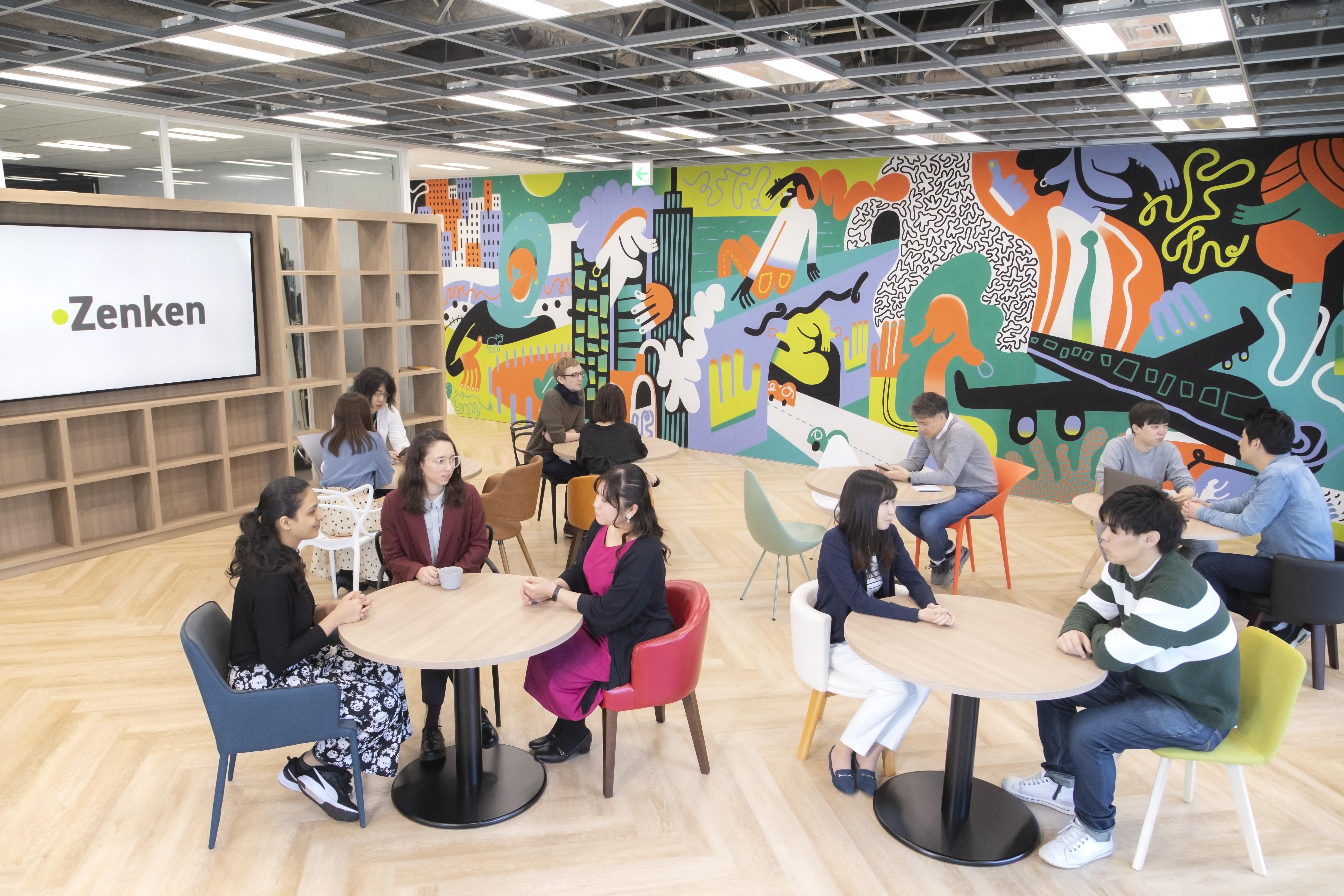 アーティスティックなカフェスペースは、撮影ブースとして使用することも。大きなウォールアートが特徴です。