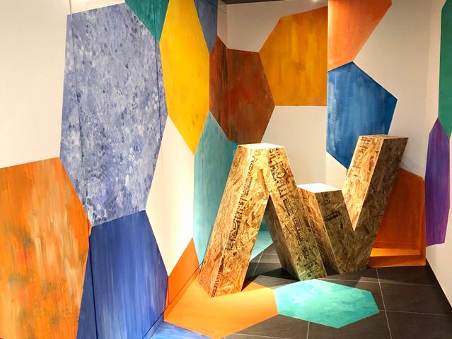 社内はインテリアにもこだわり、空間デザイナーが手がけたお洒落な会議室と自由に出入りできる休憩室には"おやつ棚"も完備されていた。ここにはインスタント食品も安く置いてあり、社員のお昼代が少しでも浮くように…と会社の想いが伝わってくる。