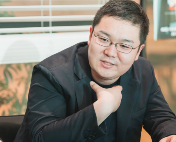 副社長　貝﨑 敬一。
2013年3月に京都大学大学院卒業、同年（株）リクルートホールディングスに入社。新卒事業本部に配属。2017年より自動車事業本部事業開発グループにて事業開発に従事。2017年9月より（株）Azoopに参画。事業開発責任者として中古トラックのWEB流通事業の立ち上げに従事。