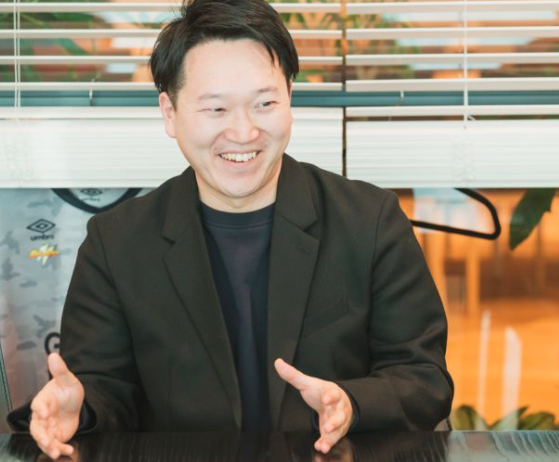 代表取締役社長　石 泰成。
2013年3月に関西学院大学卒業、4月に（株）リクルートホールディングス に入社。中途事業本部にて、中途採用コンサルティングに従事。2017年10月より（株）ジラフにて営業、事業開発、POを担当。2018年4月にファーマリーを創業。