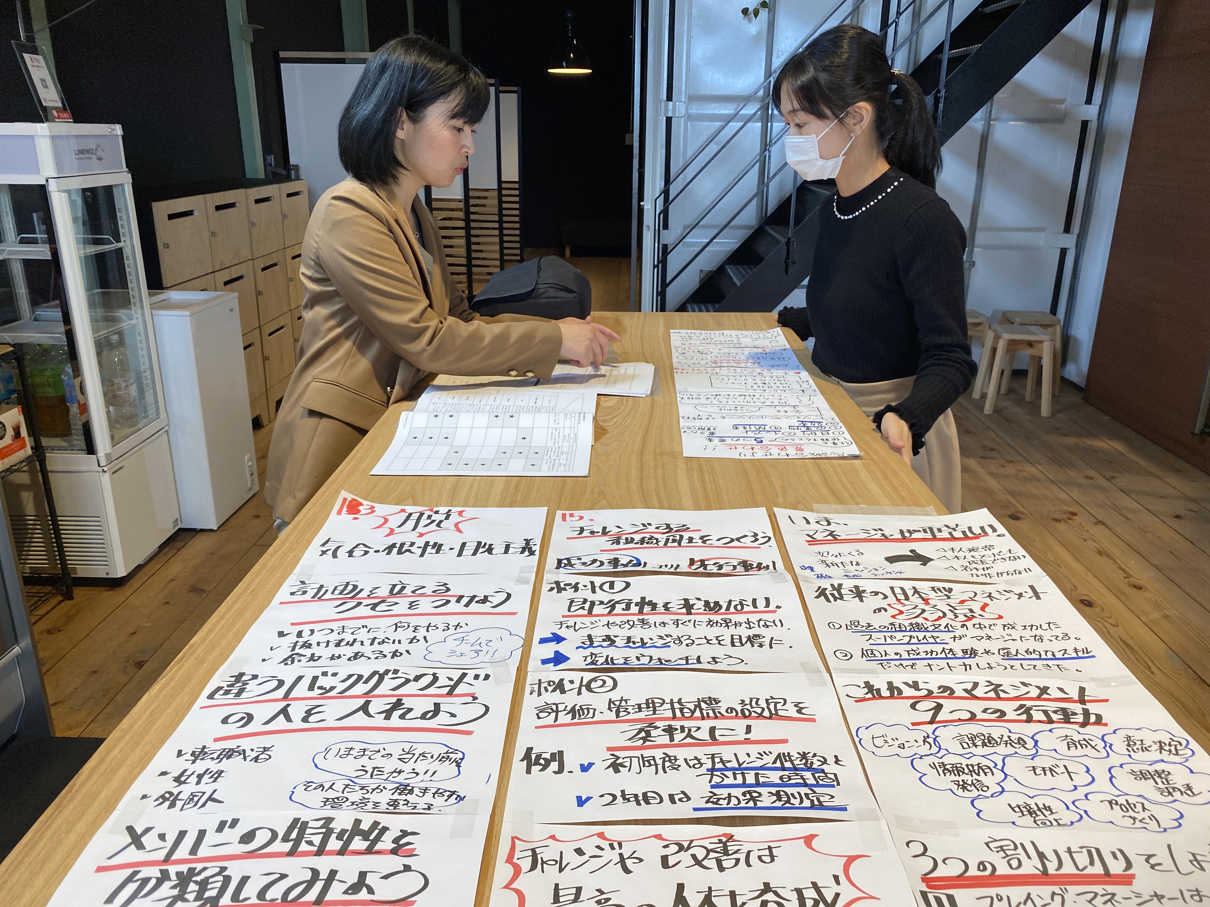 取締役・創業メンバーの小田木（左）とディレクターの高力（右）。チームでコミットした目標に対して、お互いの役職や立場は関係なくフラットな目線で仕事に関わるのがNOKIOOの仕事の仕方の特徴です。リモートワークメンバー（静岡市や大分市在住）や子育て期の時短女性メンバー、プロ人材として業務委託で関わるメンバーなど、NOKIOOのビジョンに向けて一緒に走れる多様なメンバーとチーム作りをすることを心がけています。