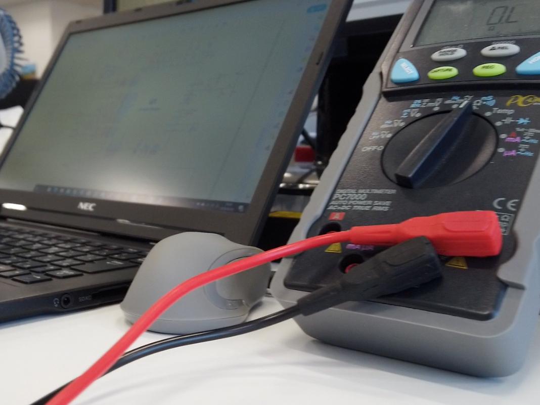 プロダクト開発のデバイスの測定器
日々エラーの特定も欠かせません 