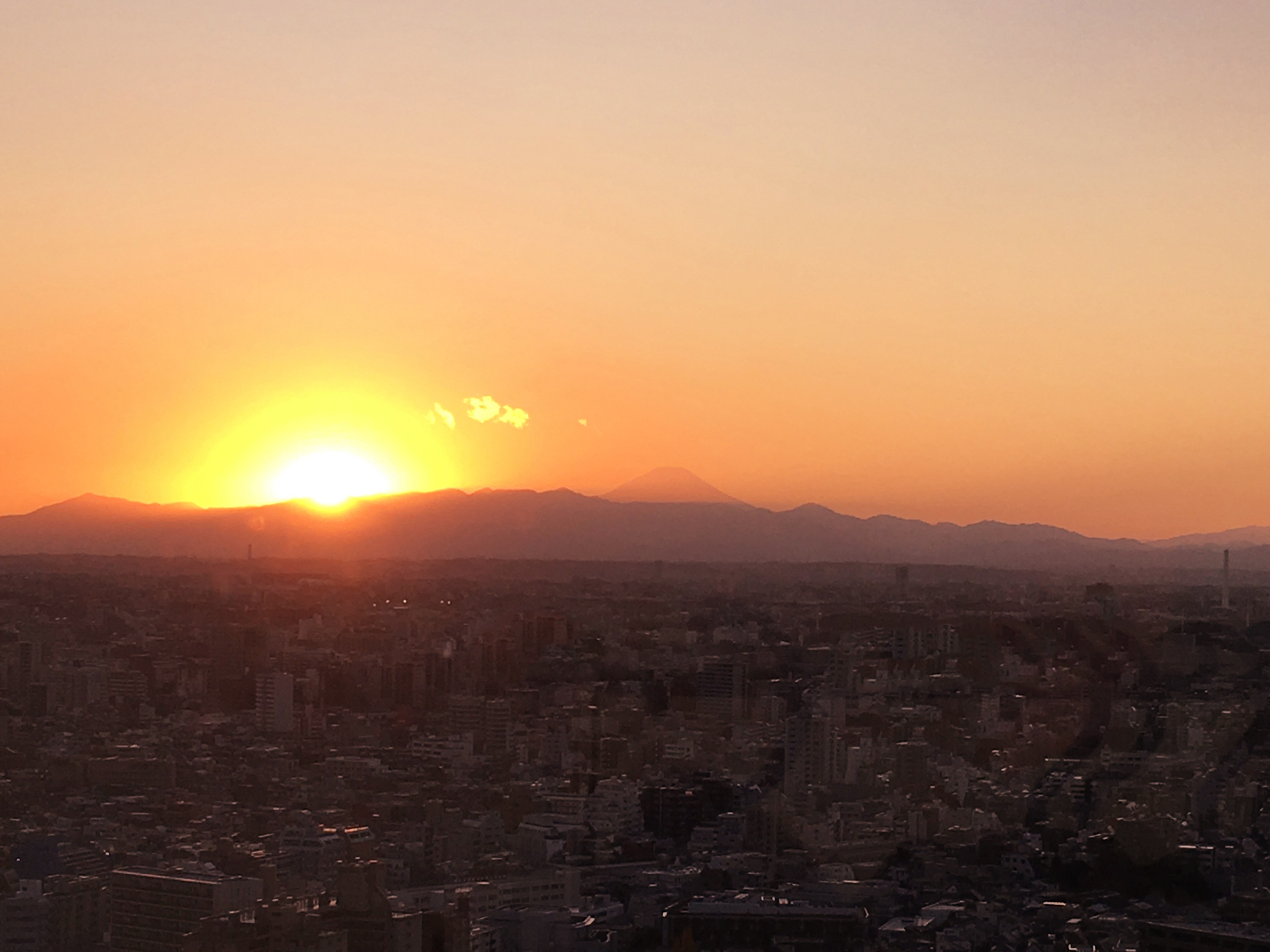 社内から見える夕陽。
富士山が綺麗に見えリフレッシュできます
