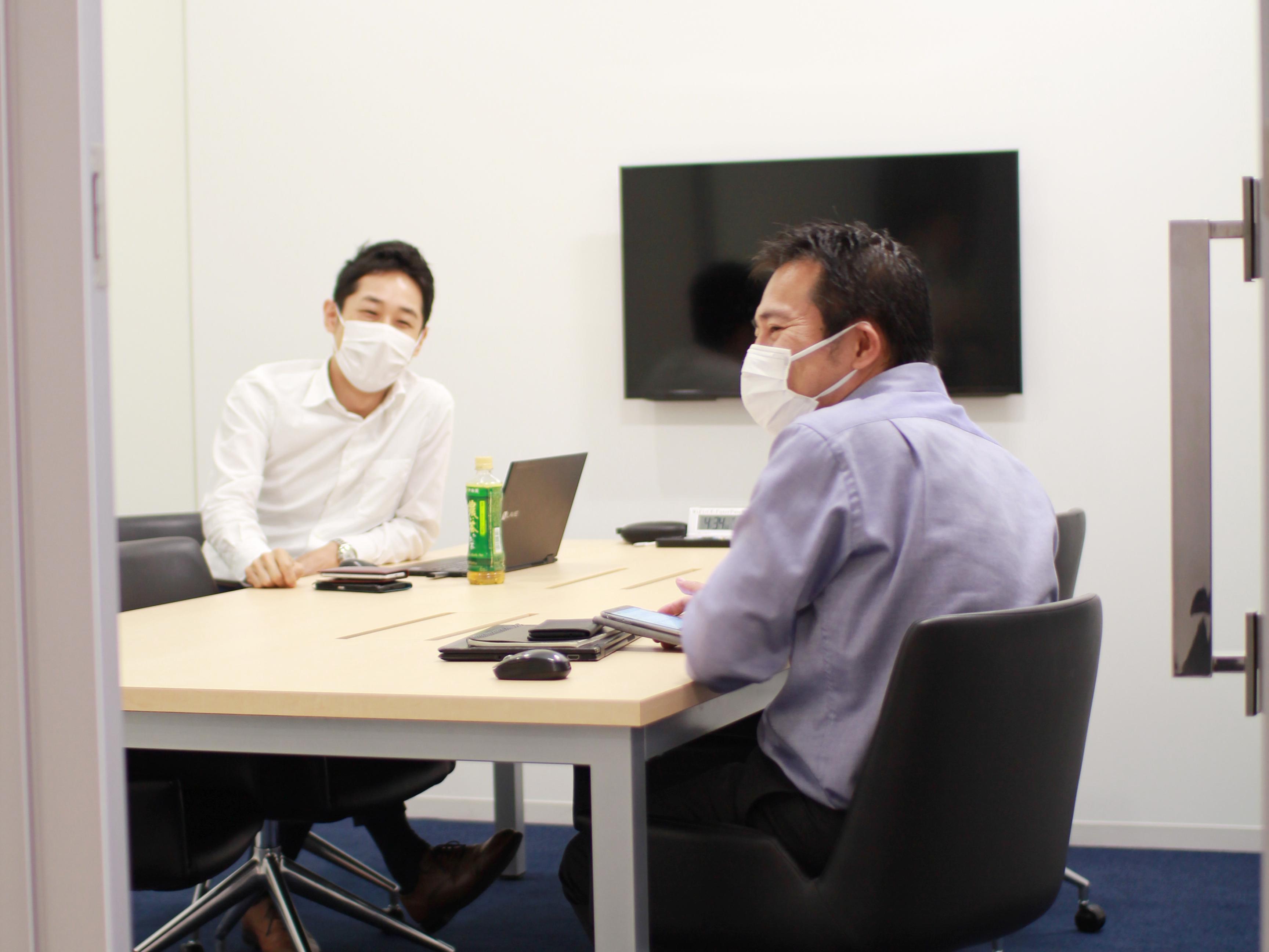 営業チームのミーティング風景
MTG中も換気&ソーシャルディスタンス