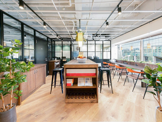 当社自慢のカフェスペース。
オープンにMTGを行なったり、ランチに利用したり、社員の憩いの場となっております。