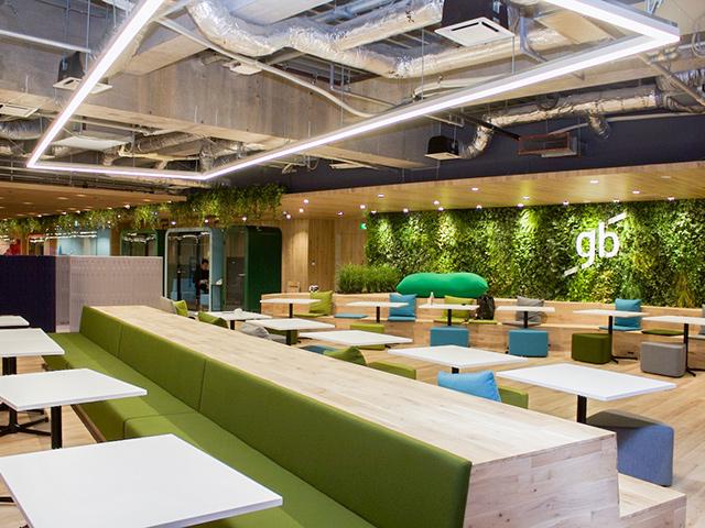 オフィス内の環境整備としては、ゆったりとしたワークスペース、スマホやノートPCの貸与制度、オフィスグリコなどの設置、ワンコインで利用できるお弁当（週に2回）などがある。