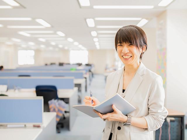 エンジニアの場合、システム開発の最上流からあらゆる工程で活躍でき、若いうちから責任ある仕事を任される機会が多いのも大きな魅力だ。