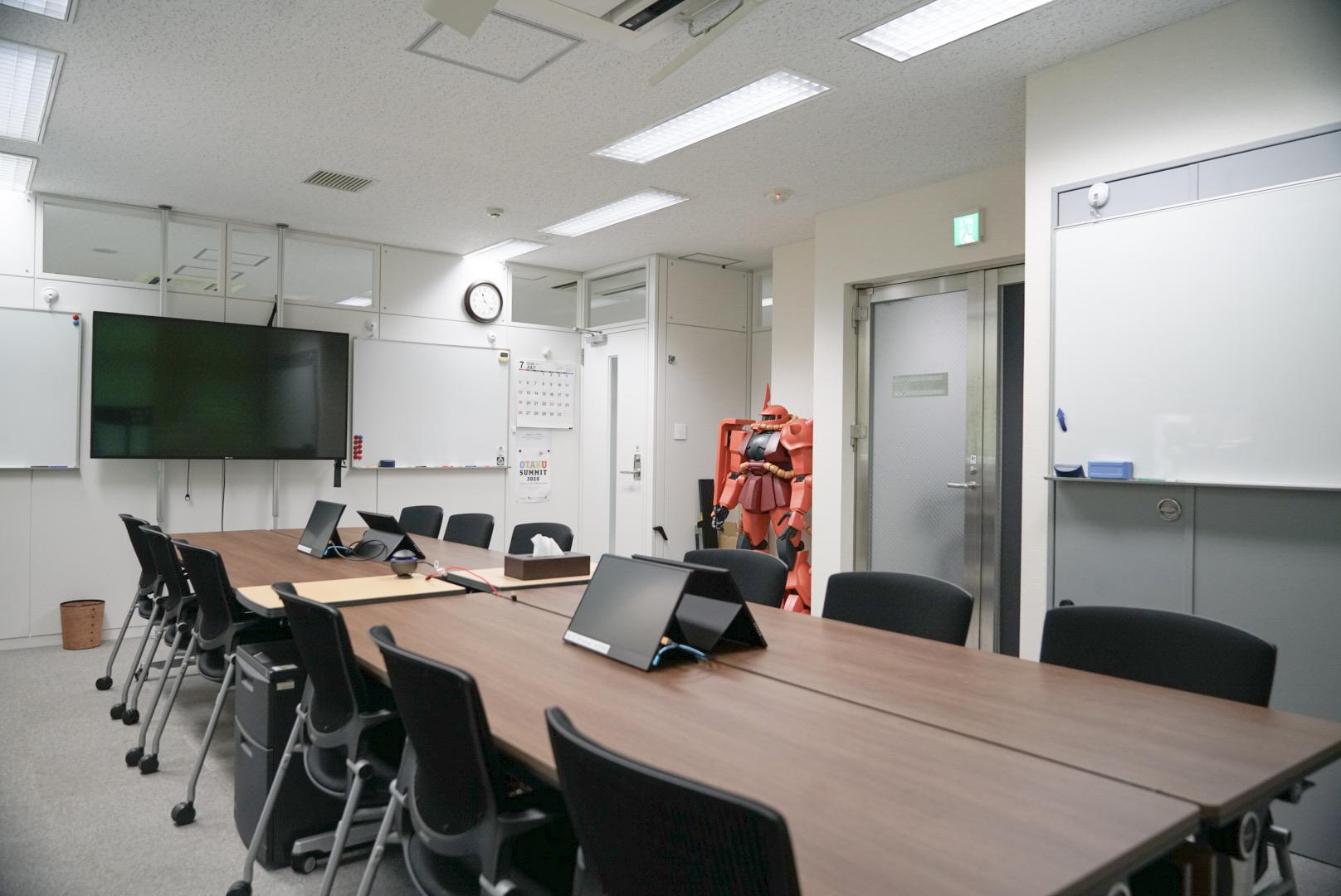 会議室には共有モニタがあり、会議が捗ります！