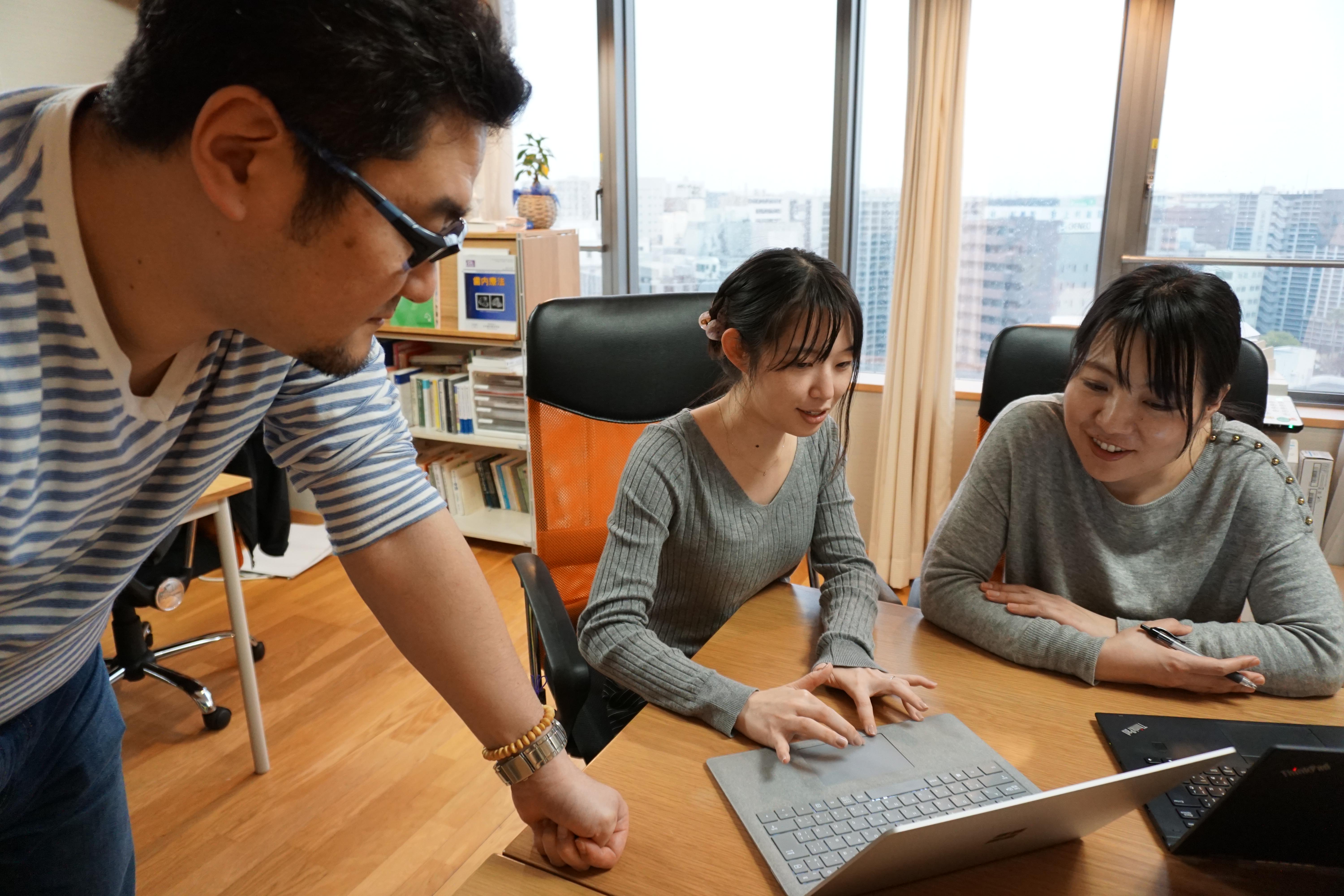 技術力でリードしていく組織ですが、顧客視点もしっかりとプロダクトに反映するため、歯科業界出身のメンバーとのコミュニケーションは欠かせません。