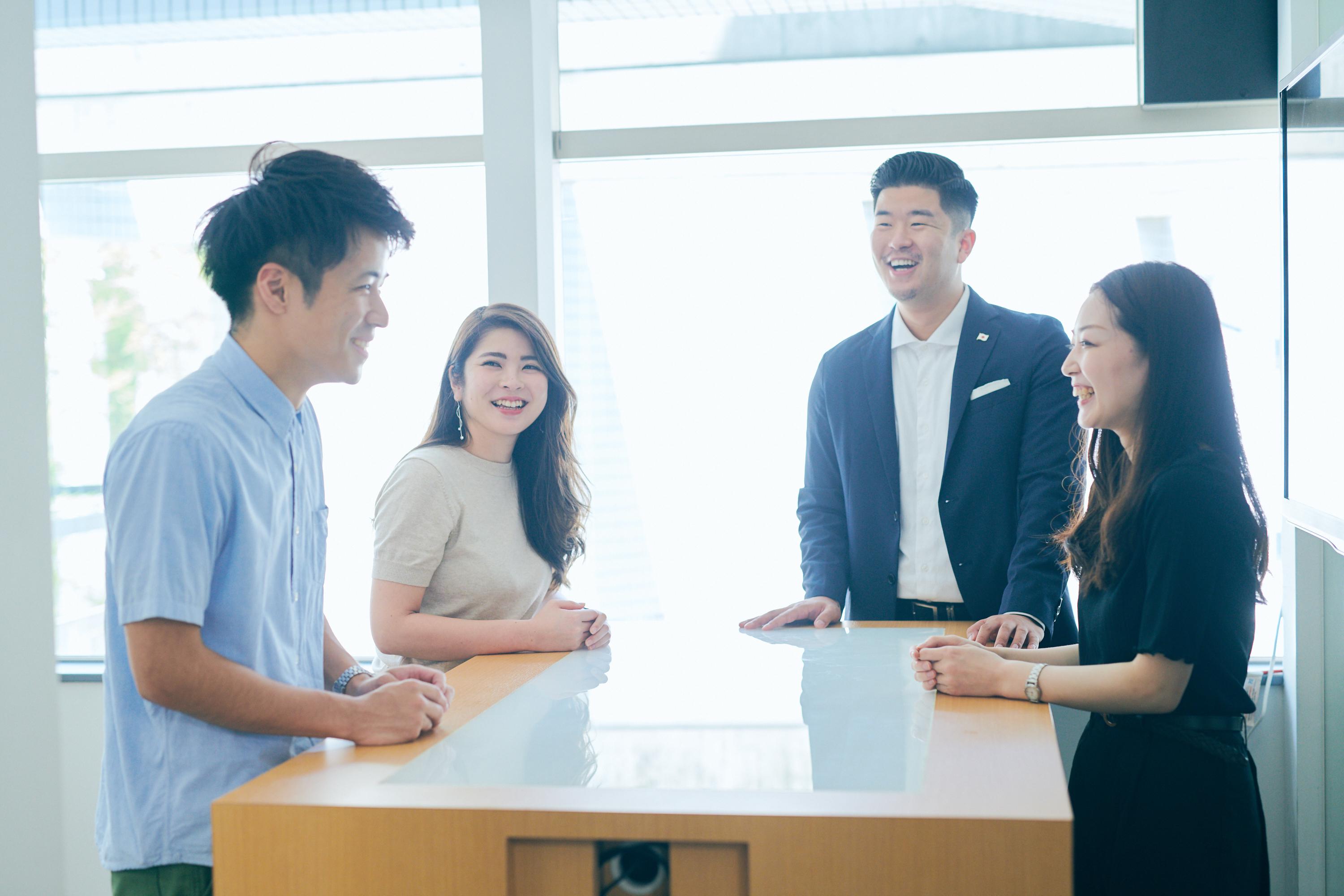 社内風景！スタンディングで効率的なMTGを目指しています！