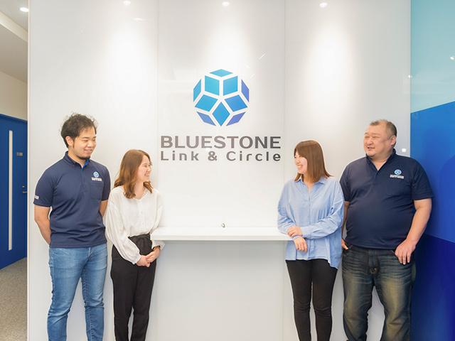 電波を測定して町中にある基地局の最適なパラメーター値を提案する仕事だけでなく、基地局の建設でも業務を請け負って工事会社との折衝や進行管理、設計図や免許申請書類の準備・精査なども手掛けている。