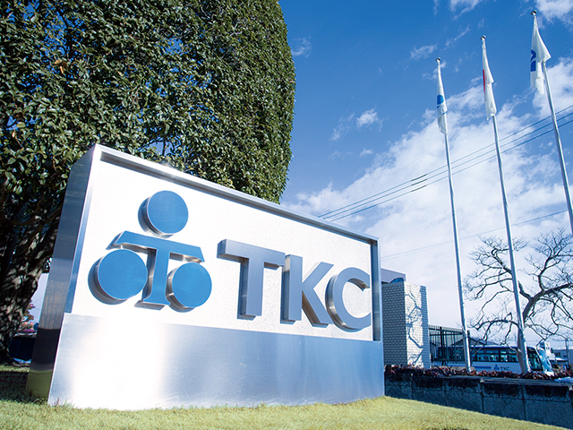 株式会社TKCは、会計事務所と地方公共団体の2分野に特化したサービスを提供。会計事務所の3分の1、地方公共団体の2分の1にご利用いただいています。