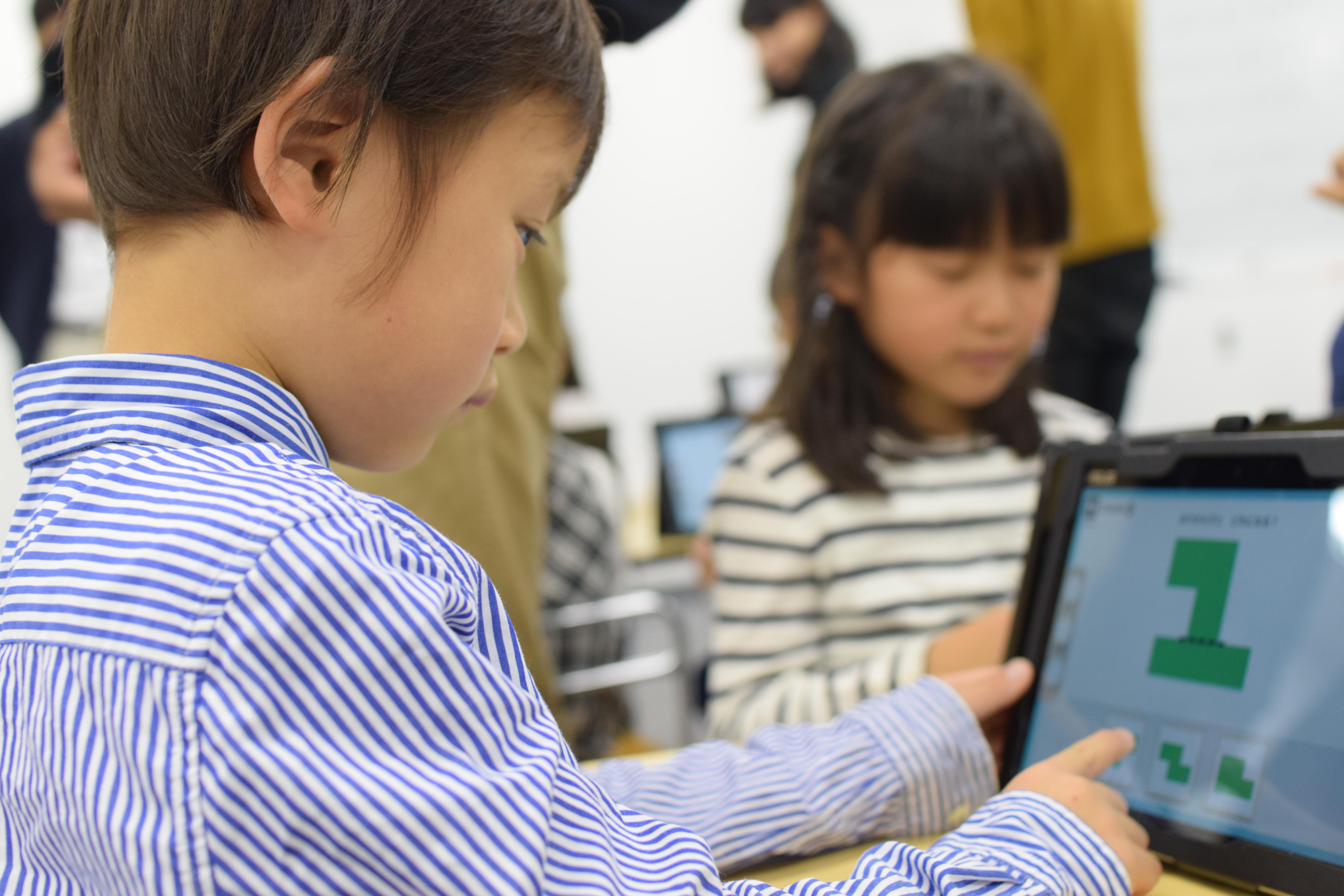 隔週、年中長・小学1-2年生を対象に研究授業を実施。全てオリジナルコンテンツで、子どもが「考えることが大好きになる」60分です。全ての社員が定期的に参加し、子どもの特性を学び、コンテンツ製作に活かしています。