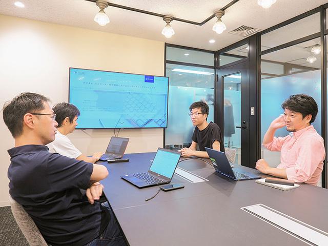 物流関連の大手企業をメインクライアントに、デジタルによる事業変革を戦略立案から実行支援までをワンストップで提供している。