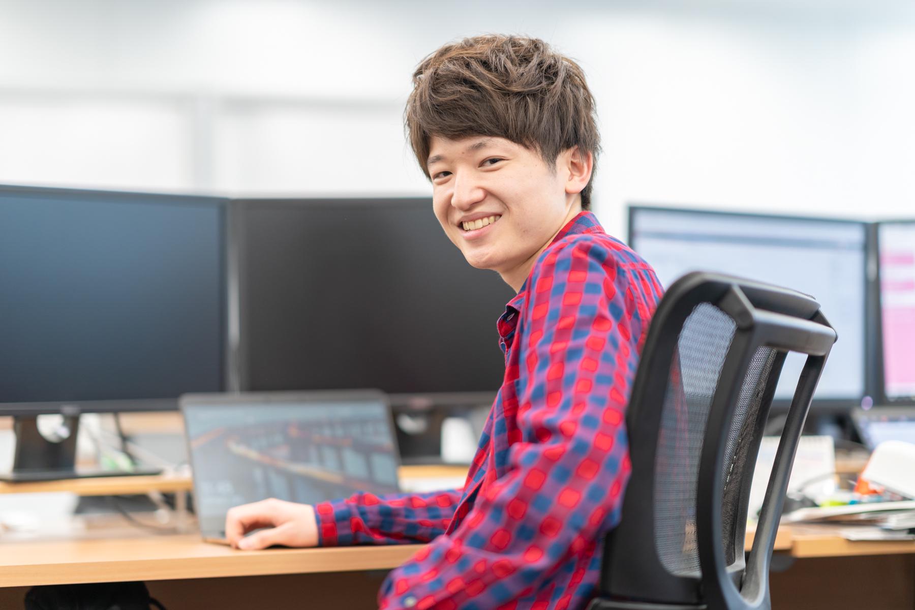 ひとり1台のノートパソコンとモニター2枚が支給され、トリプルディスプレイで快適に作業できます。エルゴヒューマンメッシュチェアも使用でき、長時間の作業でも体に負担をかけずに集中できます。また、オフィス内にはリフレッシュルームも完備されており、オンオフを切り替えながらメリハリをつけて働ける環境です。