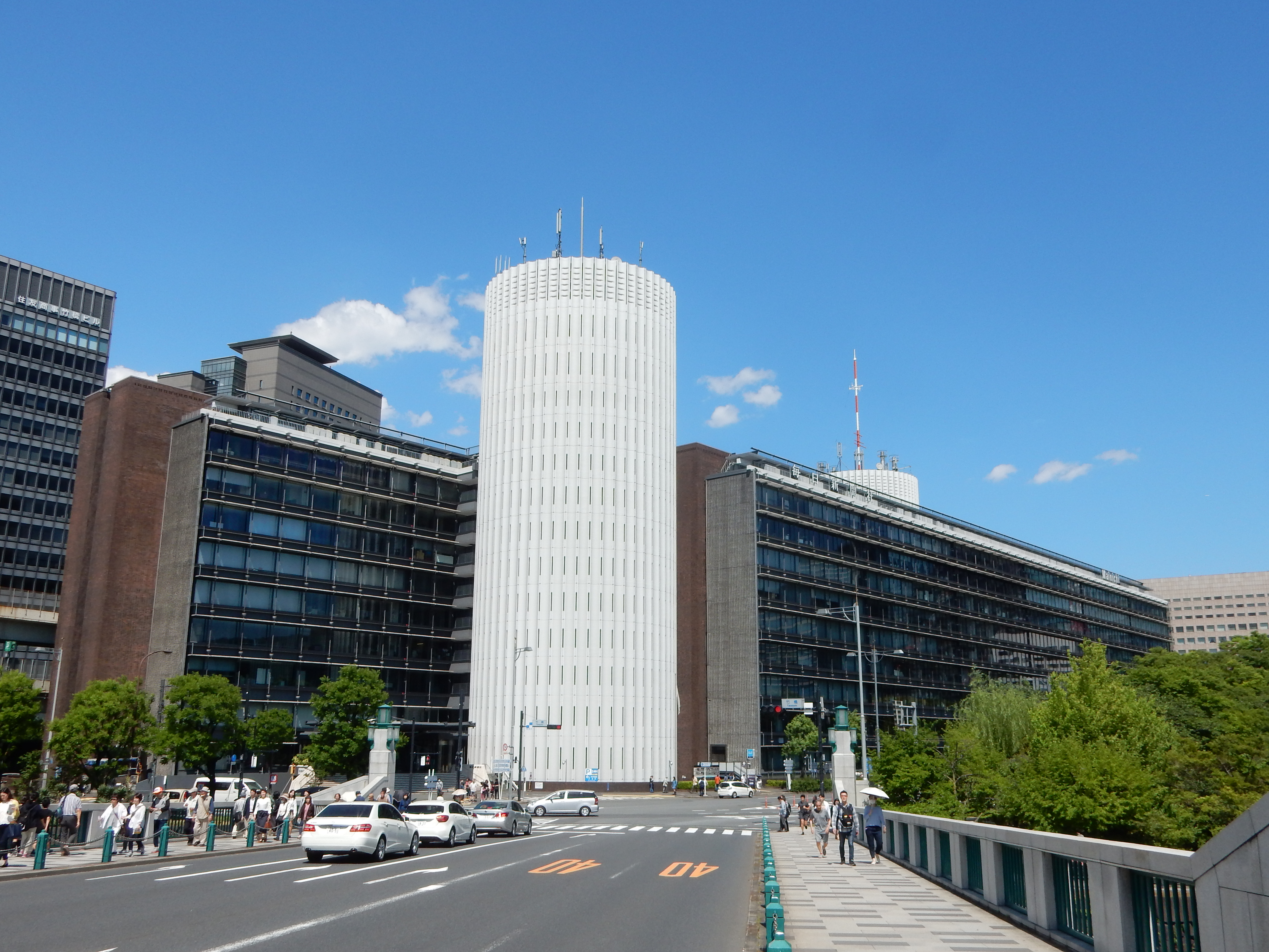 同社は、日本を代表する新聞社の一つである。長い歴史を持つ毎日新聞は、2015年6月に電子新聞サービスである『デジタル毎日』をスタート。